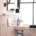 Hotel The Met - Newly Refurbished 4*