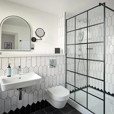 The Met - Newly Refurbished