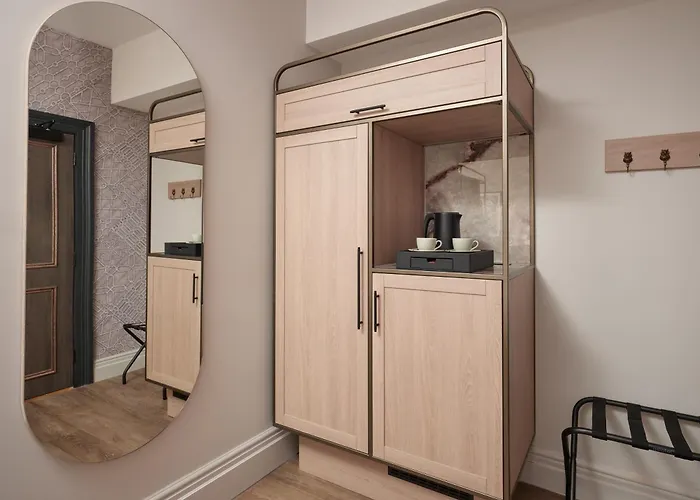 Готель The Met - Newly Refurbished 4*