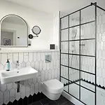 The Met - Newly Refurbished